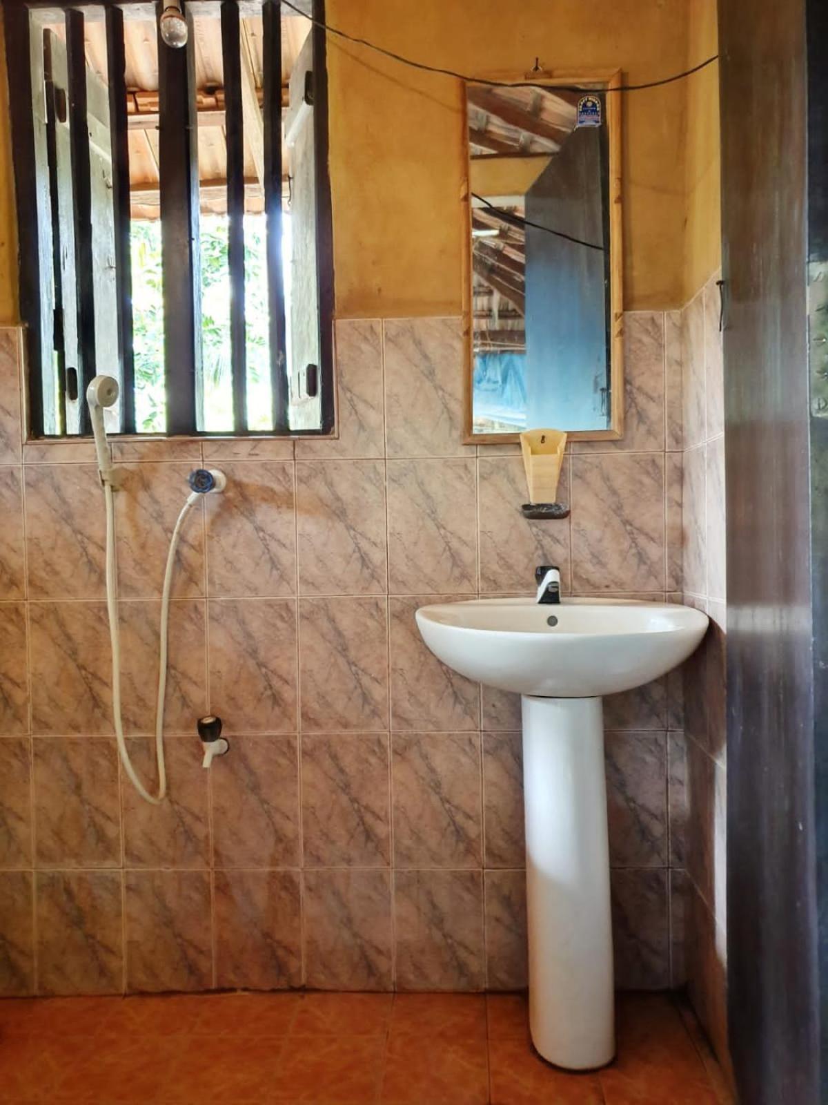 Light House Beach Hut Komari Luaran gambar