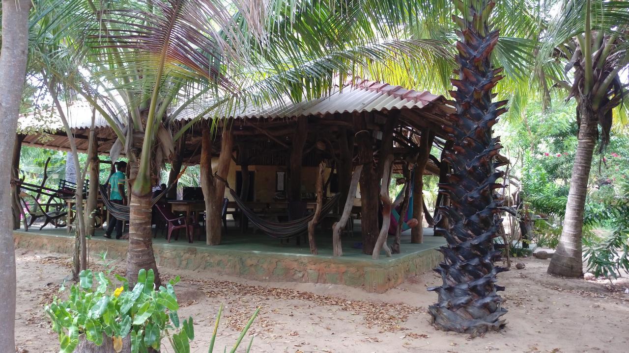Light House Beach Hut Komari Luaran gambar
