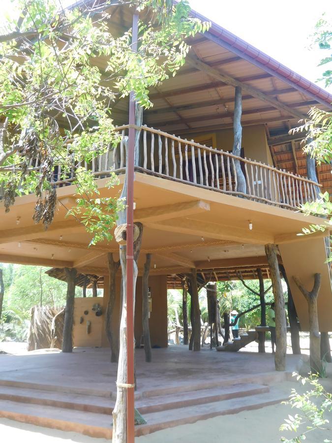 Light House Beach Hut Komari Luaran gambar